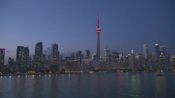 2019年から2019年にかけてカナダのトロント 夕暮れ時のトロントの空中ビュー シネフレックスジンバルとRed 8Kカメラでヘリコプターから撮影 — ストック動画