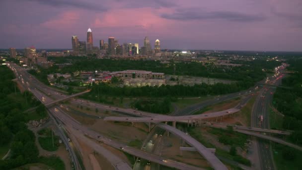 ノースカロライナ州シャーロット2019年頃 日没のシャーロットの空中ビュー シネフレックスジンバルとRed 8Kカメラでヘリコプターから撮影 — ストック動画