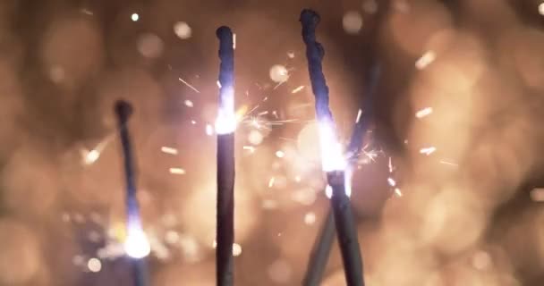 Новогодние Искры Вспыхивают Замедленной Съемке Выстрел Phantom Flex — стоковое видео