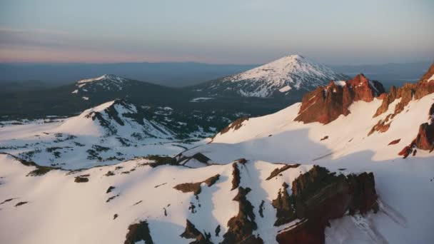 喀斯喀特山脉 俄勒冈州约2019年 从空中俯瞰修女山 直升机用Cineflex Gimbal和Red 8K相机拍摄 — 图库视频影像