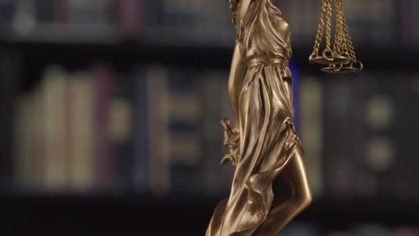 Νομική Έννοια Άγαλμα Της Λαίδης Δικαιοσύνης Πυροβολισμός Στο Κόκκινο — Αρχείο Βίντεο