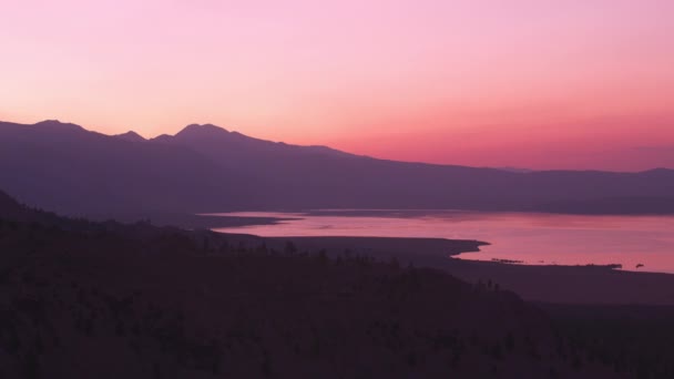 米国カリフォルニア州のモノレイクでピンクの日の出 — ストック動画