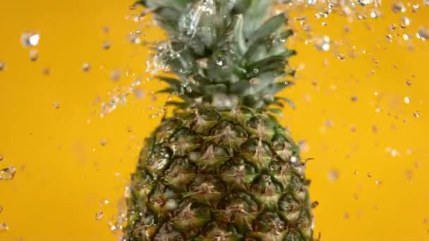 Vatten Snurrar Ananas Gul Bakgrund Skjuten Slow Motion Med Phantom — Stockvideo