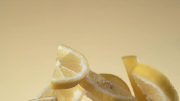 Sitruunat Lentävät Keltaisella Pohjalla Hidastettuna Laukaus Phantom Flex Kameralla — kuvapankkivideo