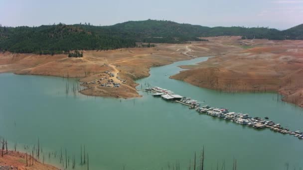2021年8月 加利福尼亚州沙斯塔湖 夏季干旱期间沙斯塔湖的空中景观 — 图库视频影像