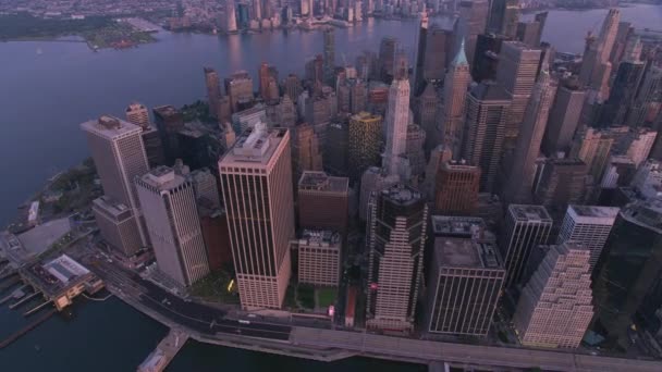 2019年から2019年にかけてニューヨーク市 日の出にマンハッタンの空中ビュー シネフレックスジンバルとRed 8Kカメラでヘリコプターから撮影 — ストック動画