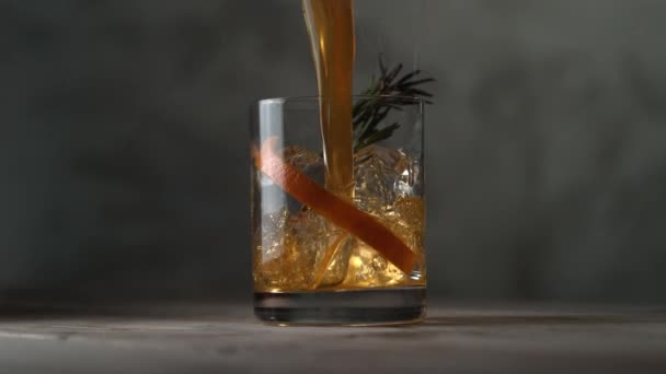 Cocktail Derramando Câmera Lenta Com Gelo Alecrim Queimado Tiro Com — Vídeo de Stock