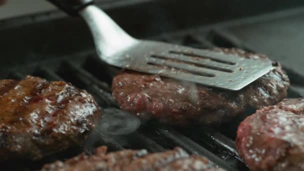 Hambúrgueres cozinhar na grelha — Vídeo de Stock