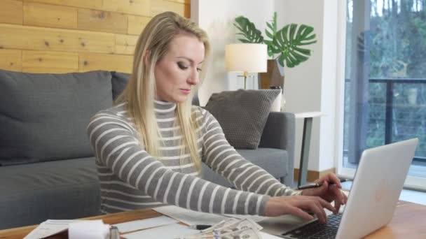 Femme Qui Travaille Dans Une Déclaration Revenus Maison — Video