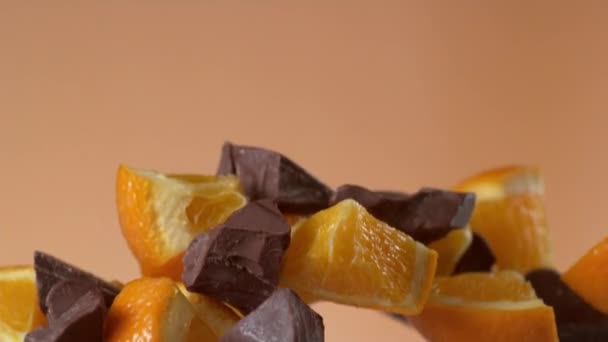 Stukjes Chocolade Sinaasappels Vliegen Slow Motion Opgenomen Met Phantom Flex — Stockvideo