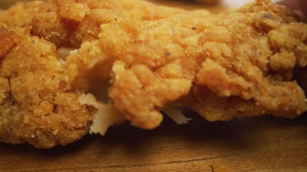 Chicken Tender Wird Auseinandergezogen Und Enthüllt Das Fleisch Darin — Stockvideo