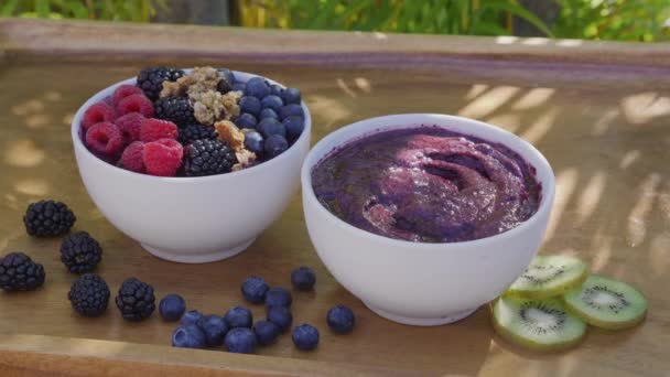 木製のテーブルの上に様々な果実や果物のボウル 健康的な朝食 — ストック動画