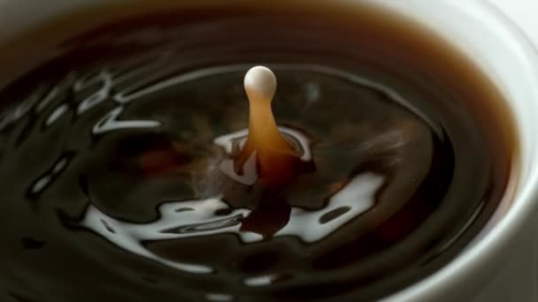 Druppels Room Spatten Een Kop Koffie Opgenomen Met Phantom Flex — Stockvideo