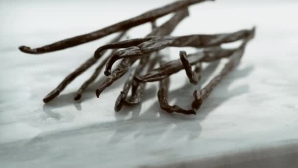 Ванильные Бобы Падают Мраморную Поверхность Замедленной Съемке Снимок Камеры Phantom — стоковое видео