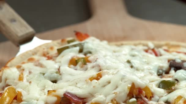 Rebanada Pizza Levanta Tabla Con Estiramiento Queso Cámara Lenta — Vídeos de Stock