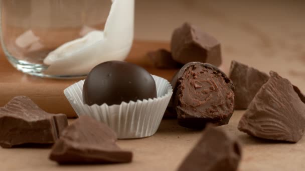 Leche Trufa Chocolate Con Leche Vertida Cámara Lenta Grabado Con — Vídeo de stock