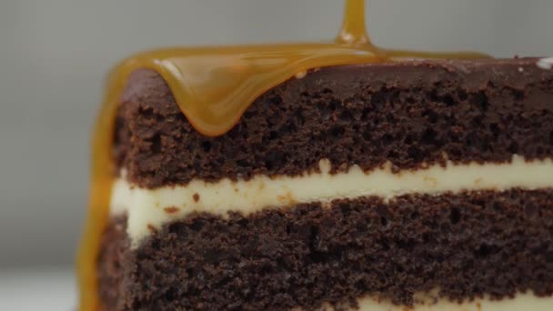 Sauce Caramel Sur Brownie Chocolat Tourné Avec Caméra Rouge — Video