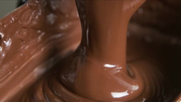 融化的巧克力倒入糖果厂 — 图库视频影像