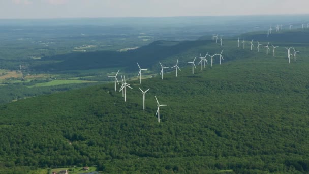 马萨诸塞州2019年左右 从空中俯瞰农田和风力涡轮机 直升机用Cineflex Gimbal和Red 8K相机拍摄 — 图库视频影像