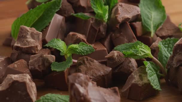 Morceaux Chocolat Aux Feuilles Menthe — Video