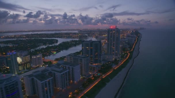 佛罗里达州迈阿密2019年左右 黄昏时从空中俯瞰迈阿密海滩 直升机用Cineflex Gimbal和Red 8K相机拍摄 — 图库视频影像