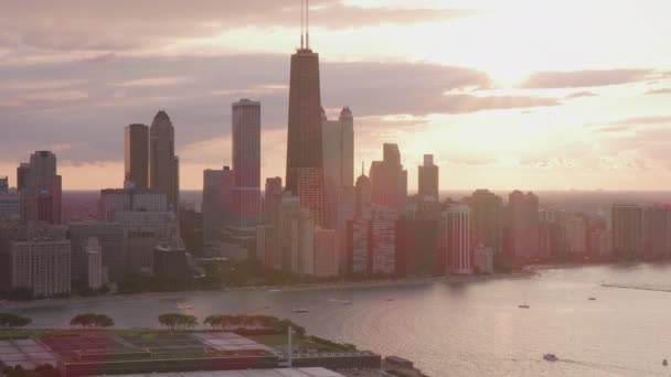 2019年頃 イリノイ州シカゴ 日没のシカゴの空中ビュー シネフレックスジンバルとRed 8Kカメラでヘリコプターから撮影 — ストック動画