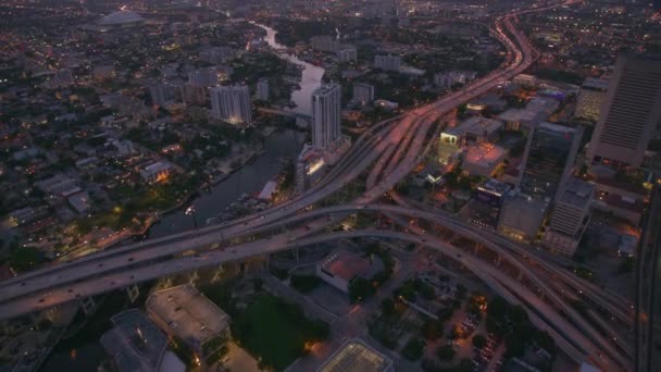 佛罗里达州迈阿密2019年左右 黄昏时从空中俯瞰迈阿密 直升机用Cineflex Gimbal和Red 8K相机拍摄 — 图库视频影像