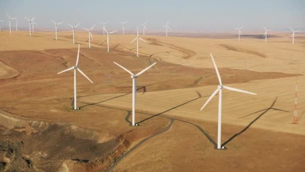 俄勒冈州2021年左右 哥伦比亚河流域风力涡轮机的航景 用红色8K直升机的Cineflex射击 — 图库视频影像