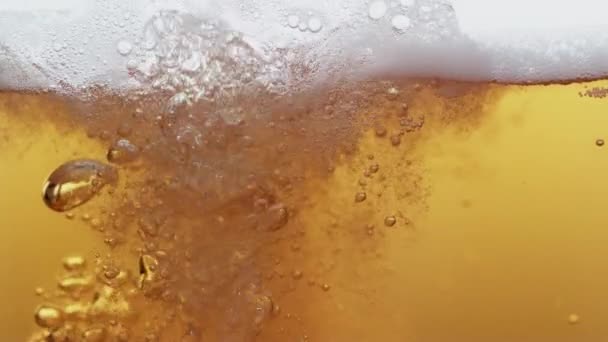 Pivo Teče Velmi Zpomaleném Filmu Snímek Vysokorychlostní Kameře Phantom Flex — Stock video