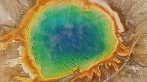 Μεγάλη Πρισματική Άνοιξη Στη Λεκάνη Midway Geyser Εθνικό Πάρκο Yellowstone — Αρχείο Βίντεο