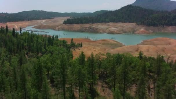 カリフォルニア州シャスタ湖2021年8月 夏の干ばつの間のシャスタ湖の空中ビュー — ストック動画
