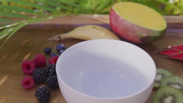 Dienblad Met Fruit Ingrediënten Voor Acai Kom — Stockvideo