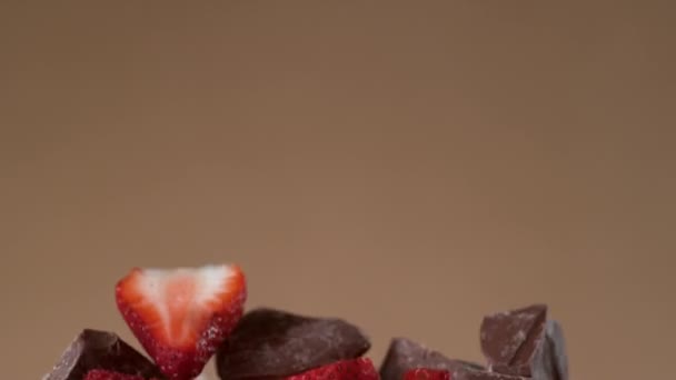 Erdbeeren Und Schokolade Fliegen Zeitlupe Auf Braunem Hintergrund Aufgenommen Mit — Stockvideo