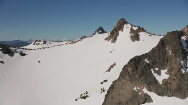 カスケード山脈 オレゴン州 2019年頃 ティールセン山の空中風景 シネフレックスジンバルとRed 8Kカメラでヘリコプターから撮影 — ストック動画