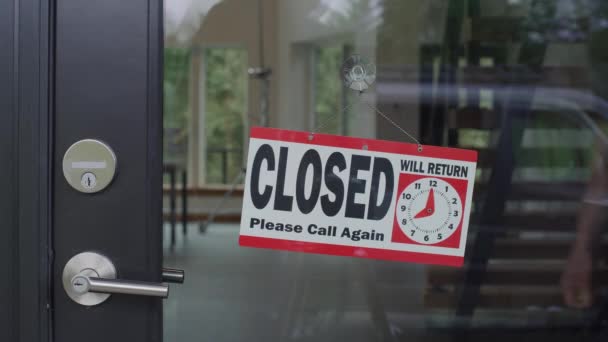 Kleinunternehmer Dreht Ein Schild Von Offen Nach Geschlossen — Stockvideo