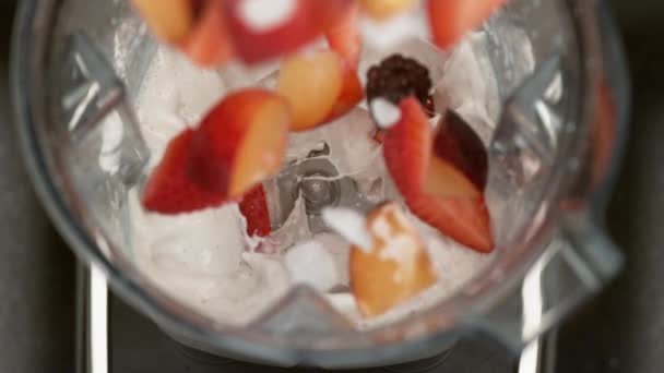 Fruta Congelada Cayendo Licuadora Cámara Súper Lenta Grabado Con Cámara — Vídeos de Stock