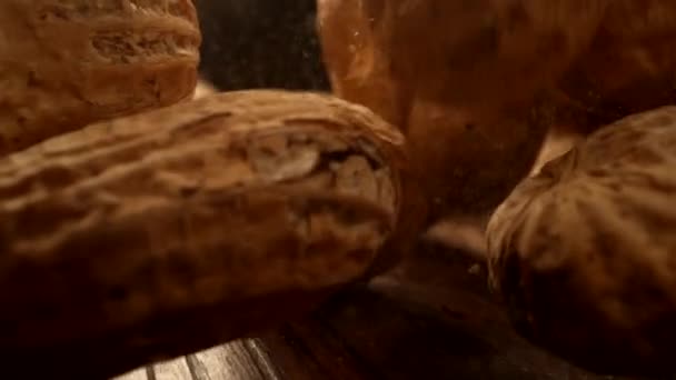 Amendoins Caindo Sobre Superfície Madeira Câmera Lenta Tiro Com Câmera — Vídeo de Stock