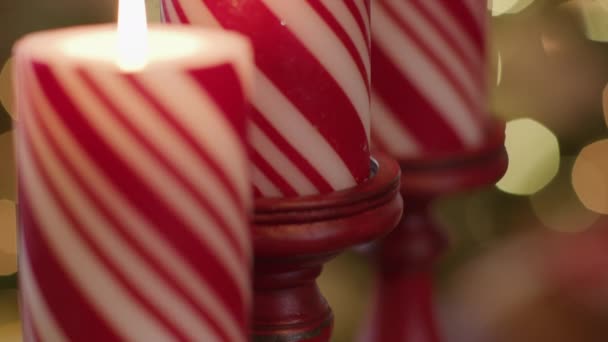 Velas Natal Com Listras Vermelhas Brancas — Vídeo de Stock