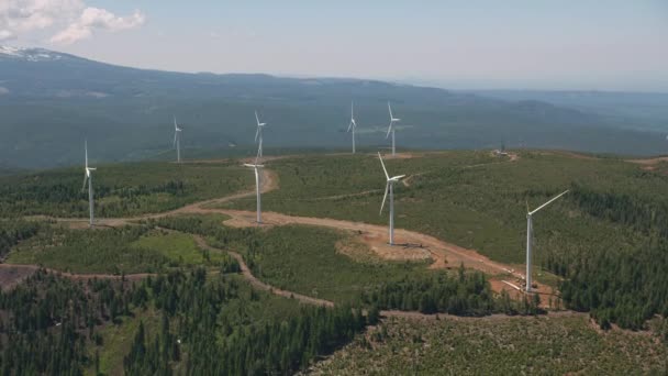 カスケード山脈 カリフォルニア州 約2019 風力タービンの空中ビュー シネフレックスジンバルとRed 8Kカメラでヘリコプターから撮影 — ストック動画
