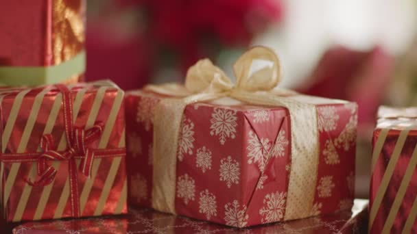 Festliche Weihnachtsdekoration Mit Geschenken Und Baum — Stockvideo