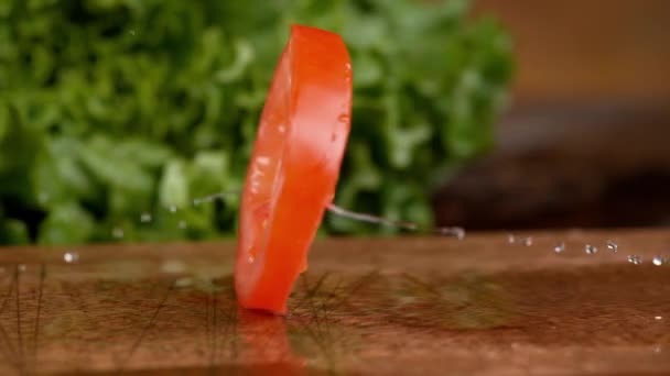 Tomatenschijfje Spinnen Snijplank Slow Motion Opgenomen Phantom Flex Camera — Stockvideo