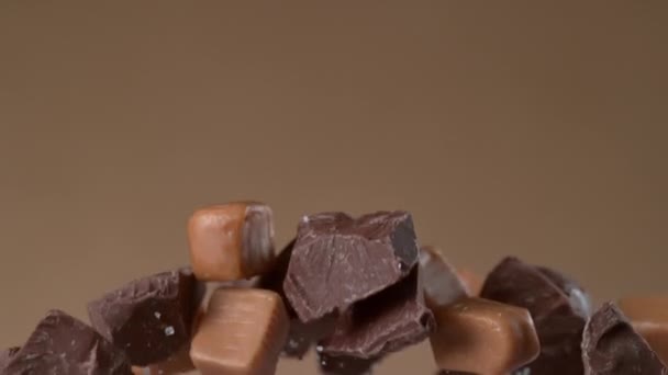 Stukjes Chocolade Karamel Vliegen Slow Motion Opgenomen Met Phantom Flex — Stockvideo