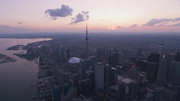 2019年から2019年にかけてカナダのトロント 日没のトロントの空中ビュー シネフレックスジンバルとRed 8Kカメラでヘリコプターから撮影 — ストック動画