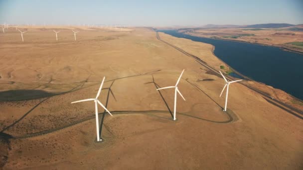 俄勒冈州2021年左右 哥伦比亚河流域风力涡轮机的航景 用红色8K直升机的Cineflex射击 — 图库视频影像