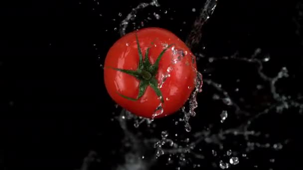 水以超慢的速度从西红柿上吐出 用幻影Flex 4K相机拍摄 — 图库视频影像