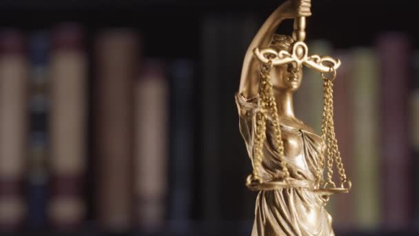 Koncepcja Prawna Posąg Lady Sprawiedliwości Strzał Red — Wideo stockowe