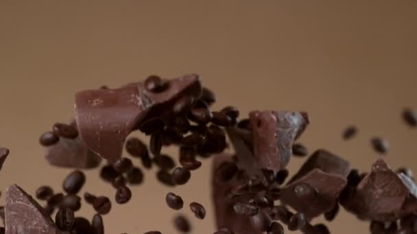 Trozos Chocolate Granos Café Volando Cámara Lenta Grabado Con Cámara — Vídeo de stock