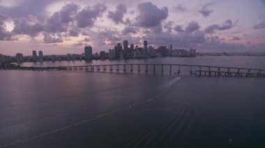 Miami, Florida 2019 dolaylarında. Gün batımında Miami 'nin hava manzarası. Helikopterden Cineflex gimbal ve RED 8K kamerayla çekildi..