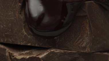 Çikolata parçalarının üzerine erimiş çikolata dökülüyor.