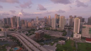 Miami, Florida 2019 dolaylarında. Gün batımında Miami 'nin hava manzarası. Helikopterden Cineflex gimbal ve RED 8K kamerayla çekildi..
